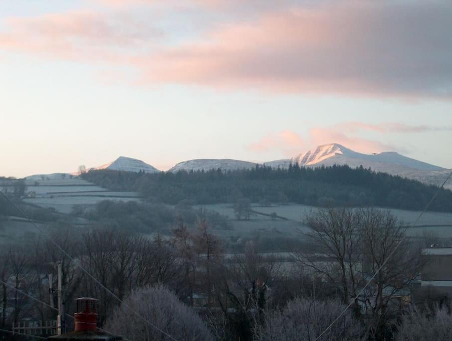 Вилла Mountain Views In The Heart Of Brecon Town Экстерьер фото